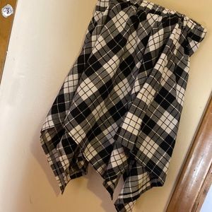 Black and white ruffle skirt great condition no rips in holes